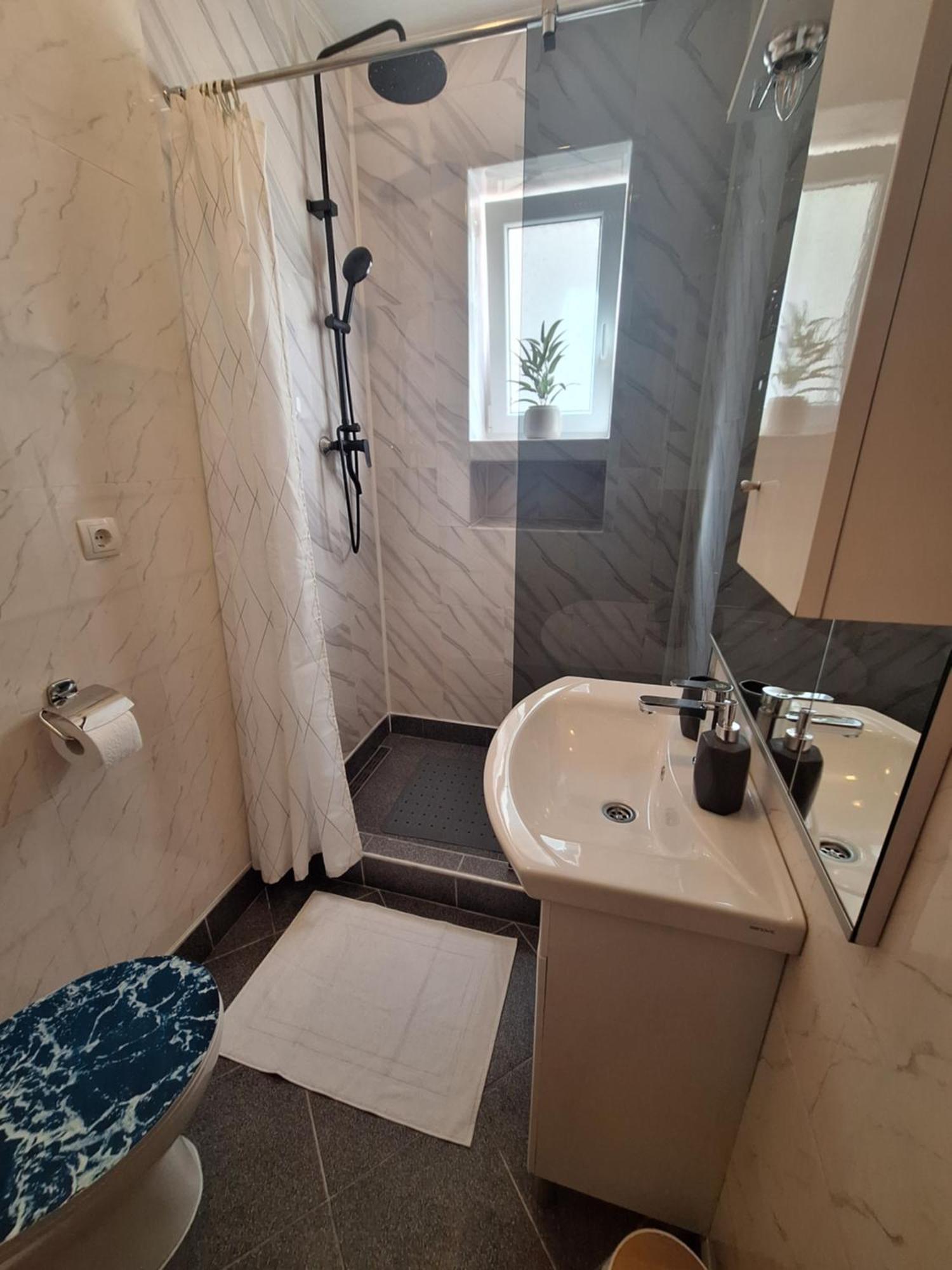 Apartman Lilium คนิน ภายนอก รูปภาพ