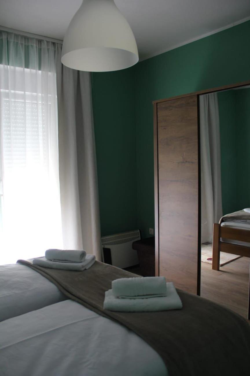 Apartman Lilium คนิน ภายนอก รูปภาพ